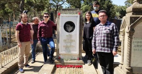 Мустафа Мехмандаров с друзьями привел в порядок заброшенную могилу азербайджанского композитора