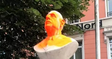 Во Франции осквернили памятник Шарлю де Голлю