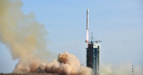 Китай успешно вывел в космос три спутника