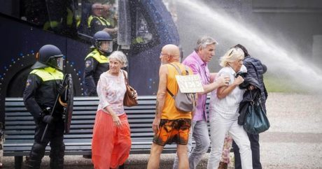 В Гааге на акции протеста против карантина задержали около 400 человек
