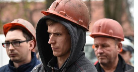 Украинские шахтеры митингуют перед зданием офиса Зеленского
