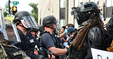 Полиция оттеснила протестующих в Вашингтоне от Белого дома