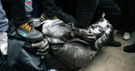 В Англии протестующие снесли памятник работорговца — ВИДЕО