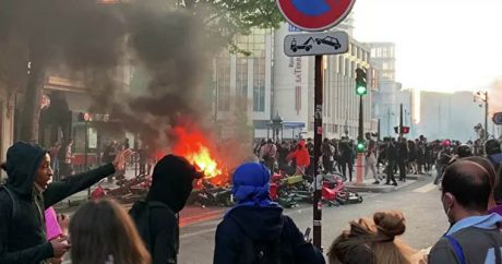 В Париже массовая акция против полицейского насилия закончилась столкновениями