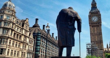 Джонсон выступил против сноса памятника Черчиллю