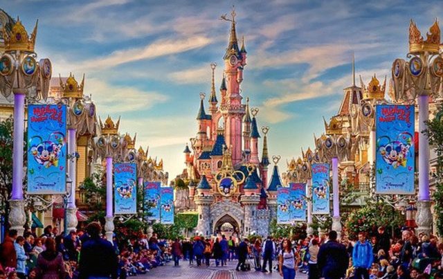 Disney изменит аттракционы в парках из-за обвинений в расизме