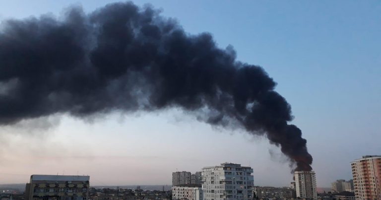 В Баку горит завод по производству красок