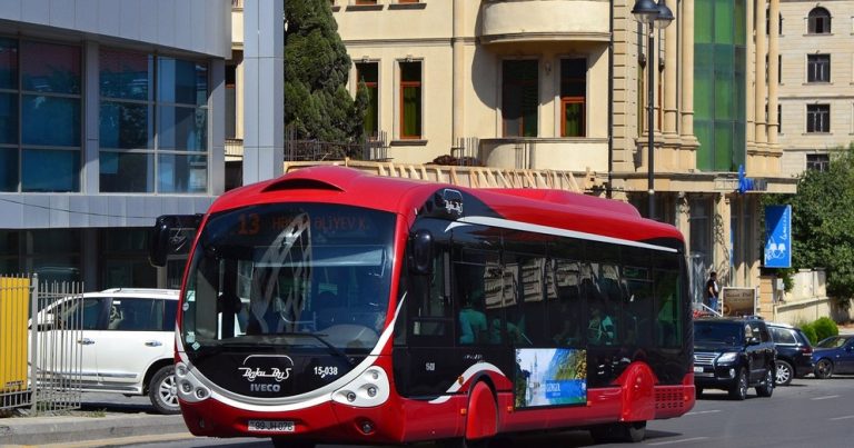 В отдельных регионах Азербайджана прекращено движение общественного транспорта