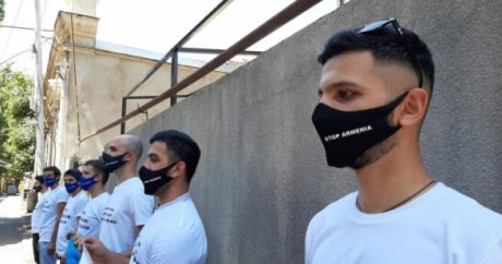 Азербайджанцы протестуют перед посольством Армении в Грузии — ФОТО
