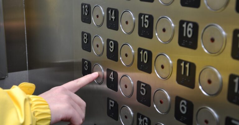 Две пенсионерки четыре дня выживали в застрявшем лифте