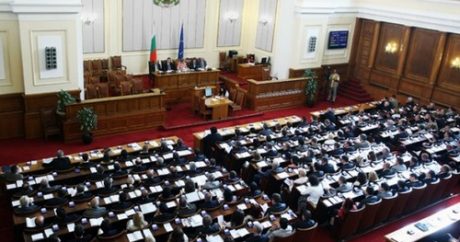 Парламент Болгарии проголосовал против вотума недоверия правительству