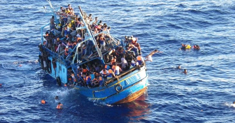 Власти Турции задержали судно с 276 мигрантами на борту