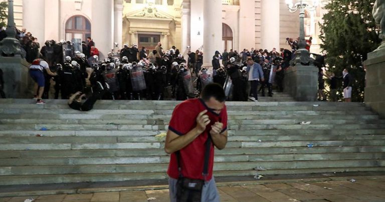 В ходе протестов в Белграде пострадали 43 полицейских и 17 демонстрантов