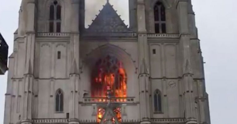 Во Франции загорелся готический собор XV века