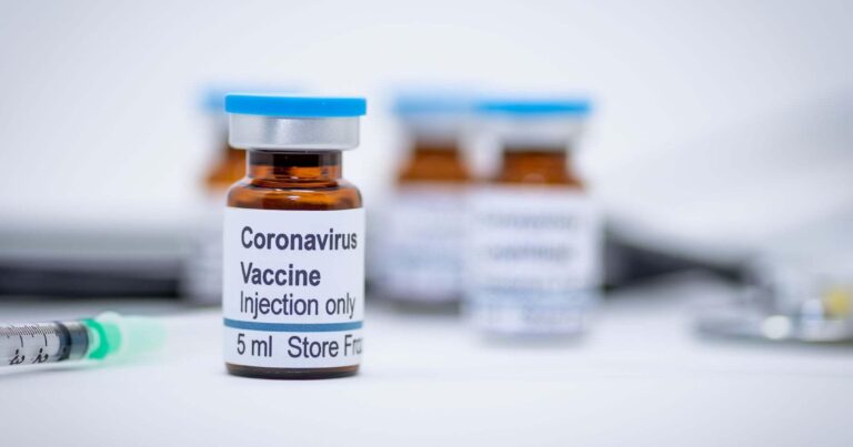 Богатейшие страны массово скупают вакцину от COVID-19