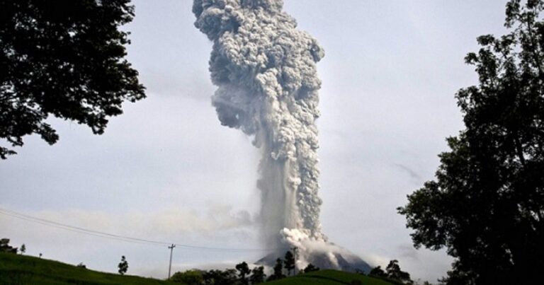 Вулкан Синабунг в Индонезии выбросил столб пепла на высоту 5 км