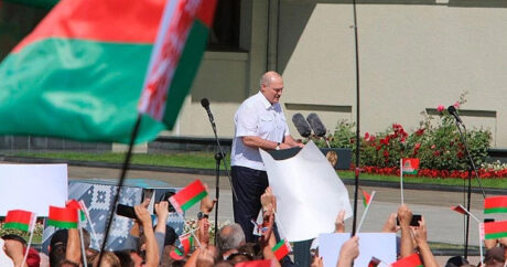 Лукашенко пообещал встать на колени