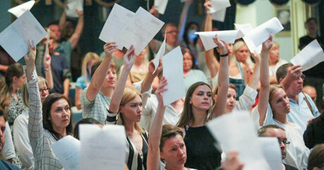 Актеры театра в Минске присоединились к участникам акций протеста