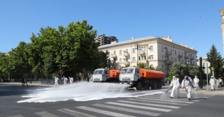 На главных улицах Баку проводится усиленная дезинфекция