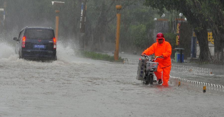К Китаю приближается тропический шторм «Хагупит»
