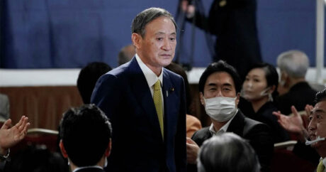 Лидером правящей в Японии партии стал генсек правительства Есихидэ Суга