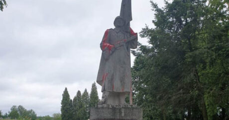 В Литве памятник советским воинам облили краской