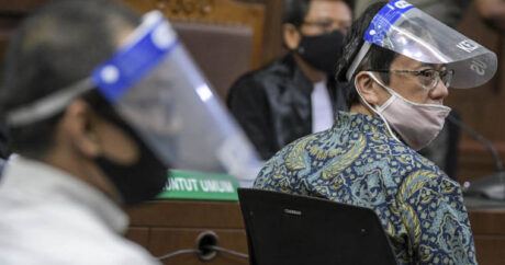 В Индонезии нарушителей масочного режима уложили в гробы