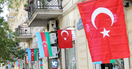 Баку окрасился цветами национального флага Азербайджана – ФОТО