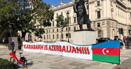 Перед зданием британского парламента установили баннер «Карабах – Азербайджан!» — ФОТО