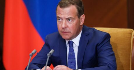 Медведев: В Армении правящая партия показала себя с крайне слабой стороны