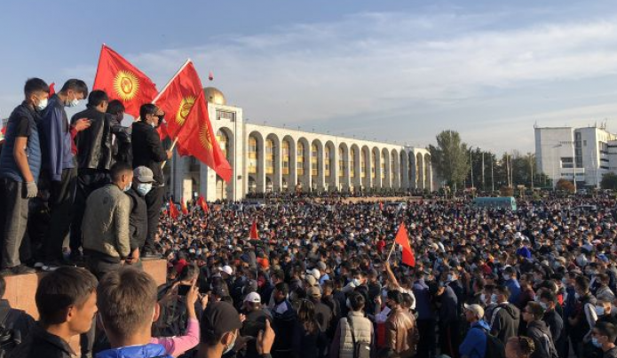 На территории Бишкека вводят режим ЧП