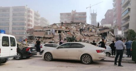 В результате сильного землетрясения в Измире разрушено здание