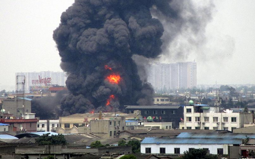 Авария в китае 11 ноября 2020. В Китае взорвался химический завод. Взрыв в Китае завод небо. Взрыв на производстве.