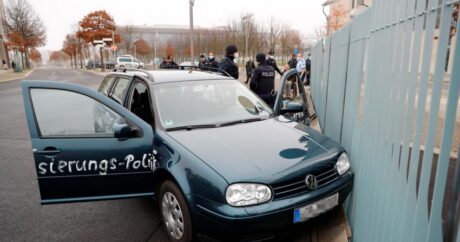 Автомобиль врезался в ворота ограждения офиса Меркель в Берлине