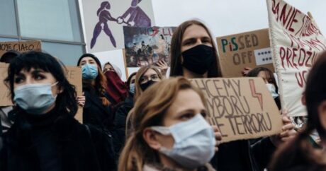 Власти Польши отложили введение запрета на аборты на фоне протестов