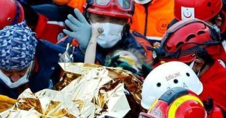 В Турции после землетрясения спасли из-под завалов трехлетнюю девочку