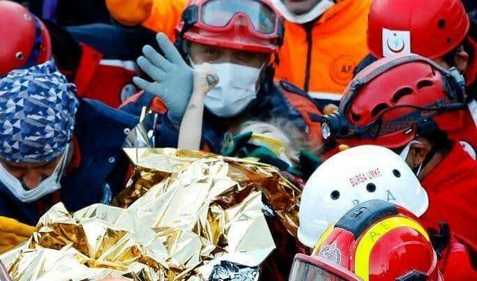 В Турции после землетрясения спасли из-под завалов трехлетнюю девочку