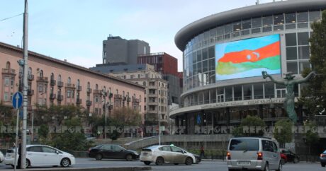 Флаг Азербайджана демонстрируется на рекламных мониторах в Тбилиси