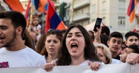 Оппозиция в Армении хочет добиться отмены военного положения