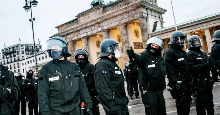 В Берлине на акции протеста задержали более 360 человек