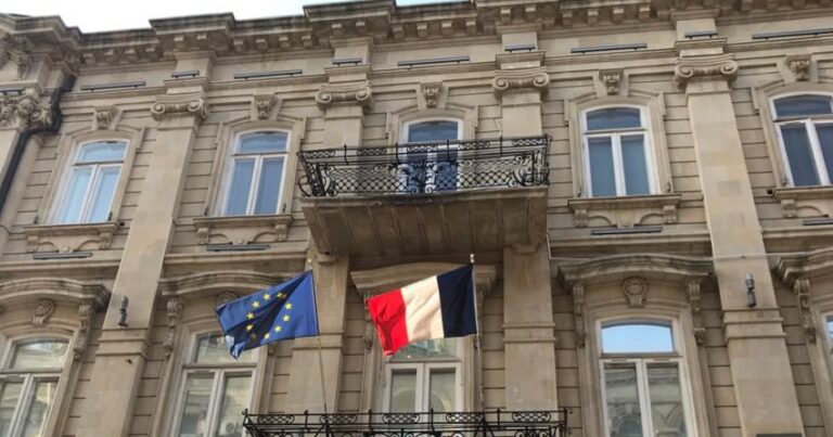 Перед посольством Франции в Азербайджане проходит акция протеста