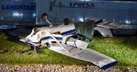 В США самолет упал на автомобили, пилот погиб