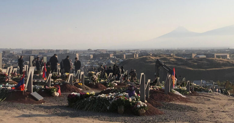 Родные пропавших без вести армянских солдат перекрыли дорогу в Ираване — Видео