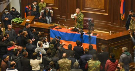 В Армении задержаны около 20 человек, громившие парламент и правительство