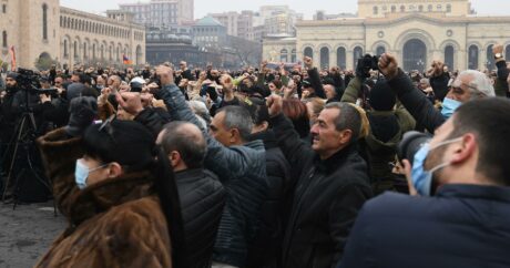 Противники Пашиняна собрались у здания парламента Армении