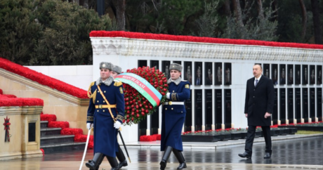 Президент Азербайджана Ильхам Алиев посетил Аллею шехидов