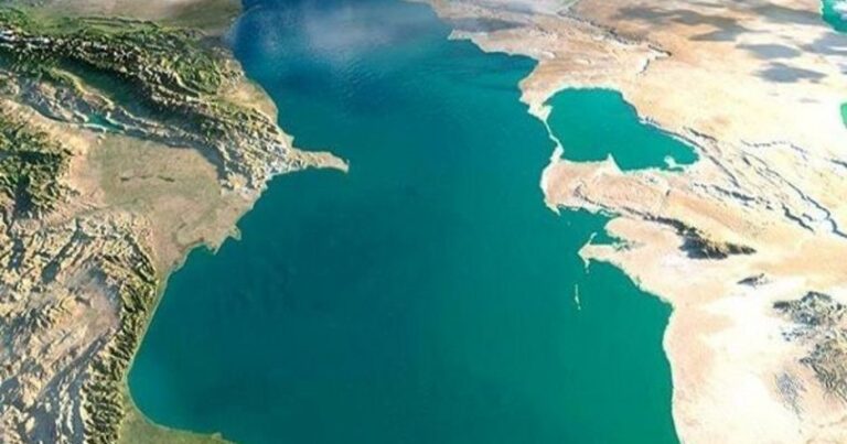 В Каспийском море обнаружили лед аномальной толщины