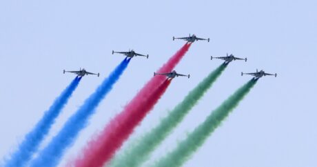 Боевые самолеты и вертолеты ВВС Азербайджана в небе над Баку