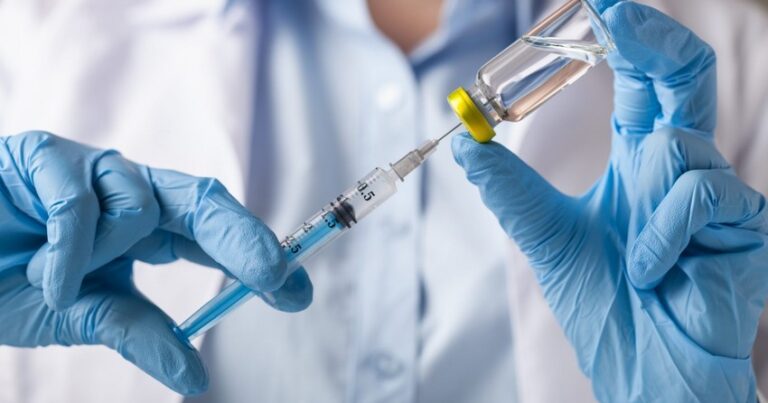 Первая страна на Западе начинает вакцинацию населения от коронавируса