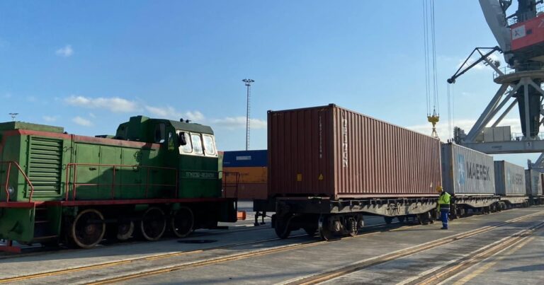 Экспортный груз из Турции в Китай перегружен в Баку для транспортировки по Каспию — Видео